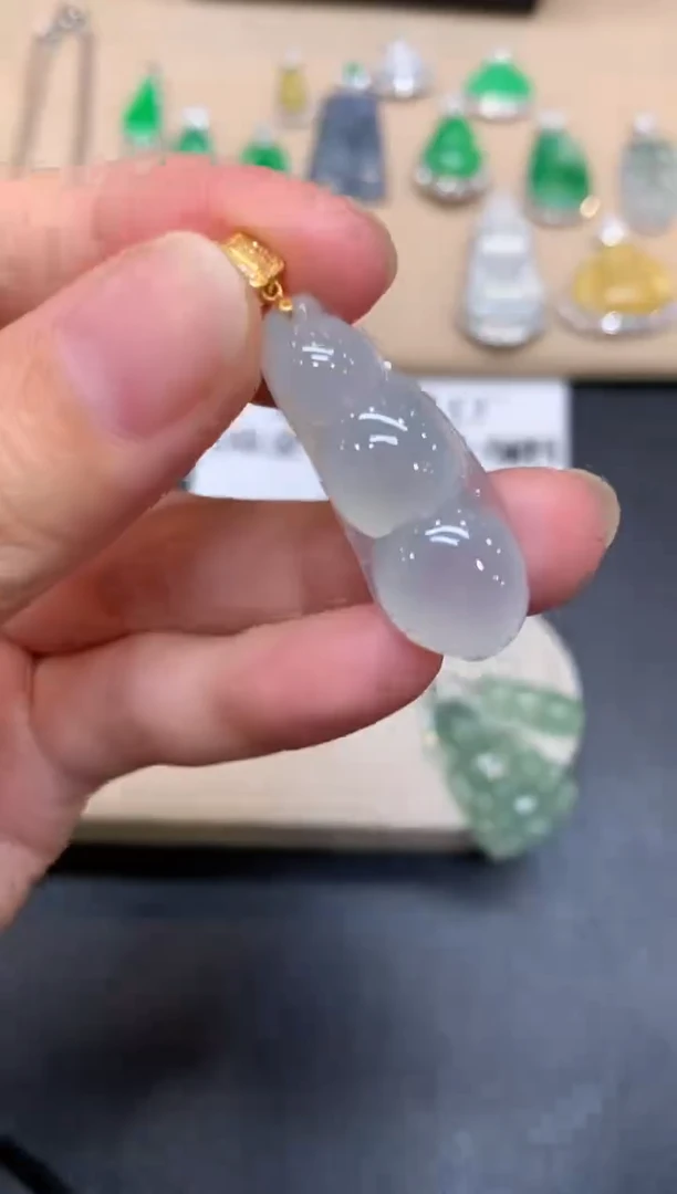 颈饰18K金镶嵌翡翠福豆【无服务费