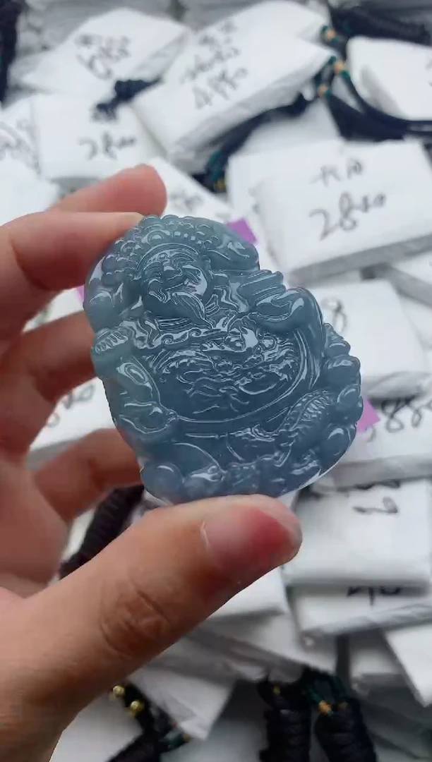翡翠未镶嵌颈饰.
