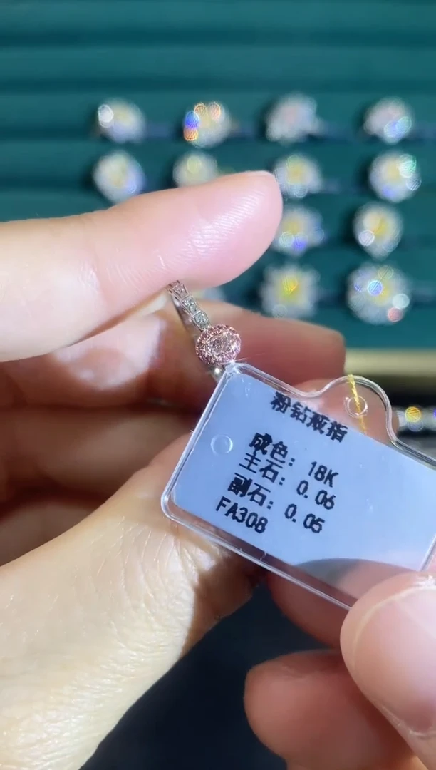 18K金镶嵌戒指钻石卡***拉戒指