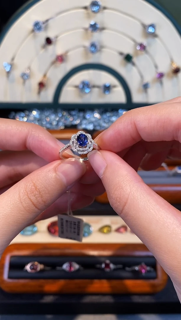 【闪购商品】蓝宝石戒指18K金镶嵌  0.92克拉明亮皇家蓝 ”蓝色妖姬“