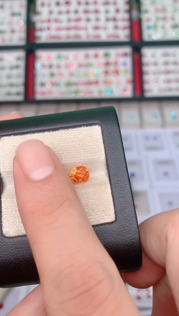 未镶嵌裸石石榴石（芬达石）1.82ct
