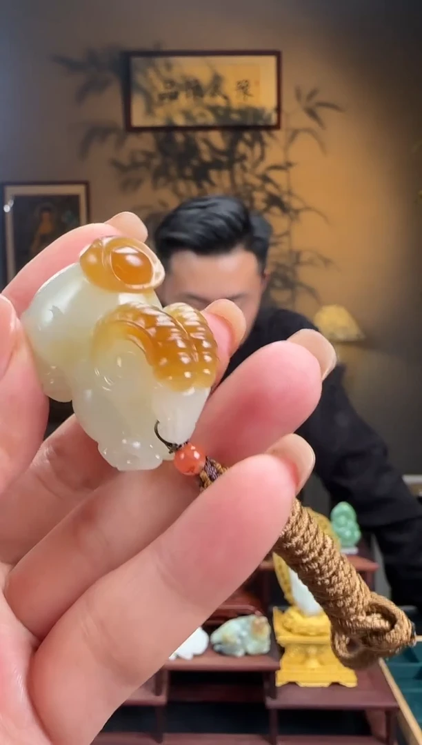 未镶嵌和田玉挂件冰糖白俏色领头羊h655