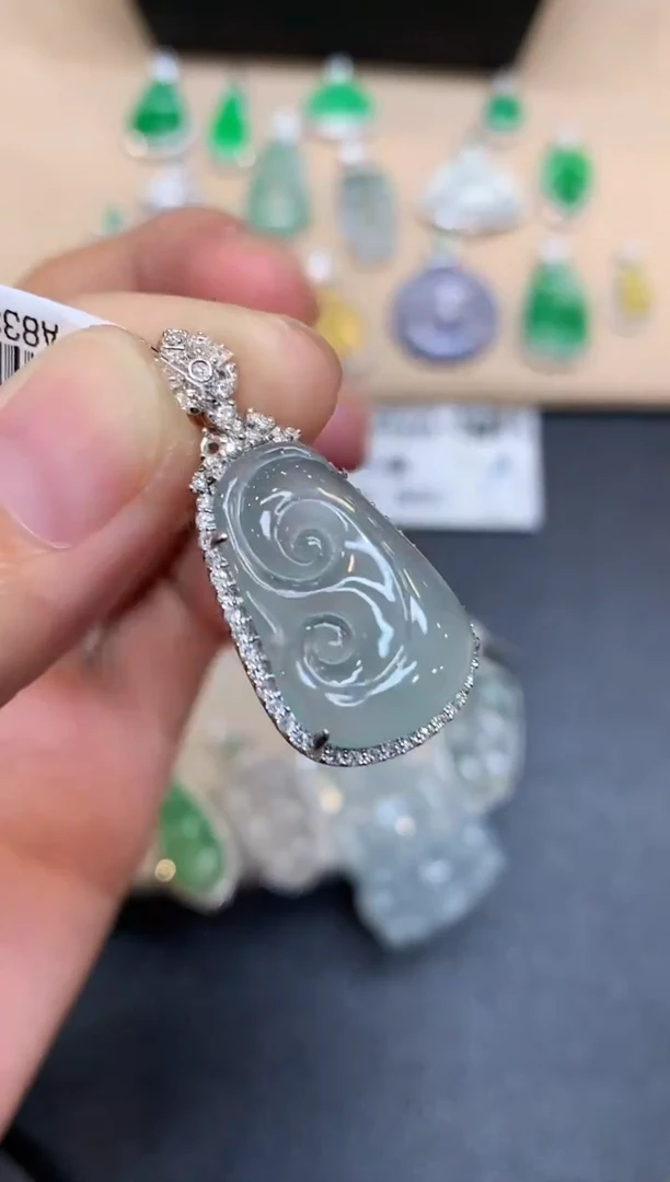 18K金镶嵌翡翠耳饰如意【无服务费