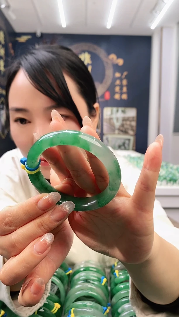 【闪购商品】石英质玉手镯未镶嵌35