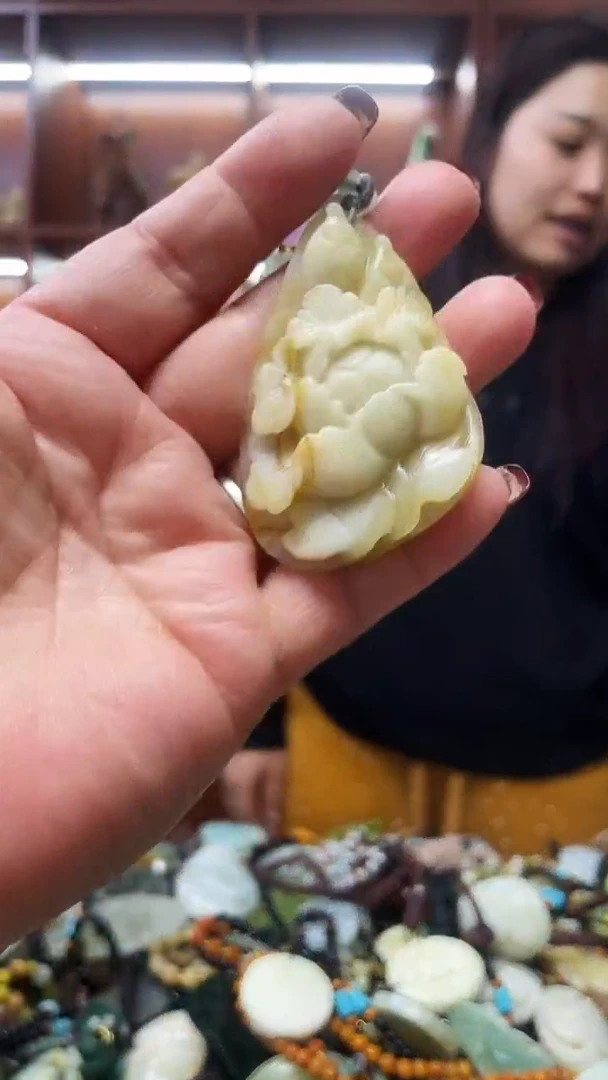 未镶嵌蛇纹石玉吊坠