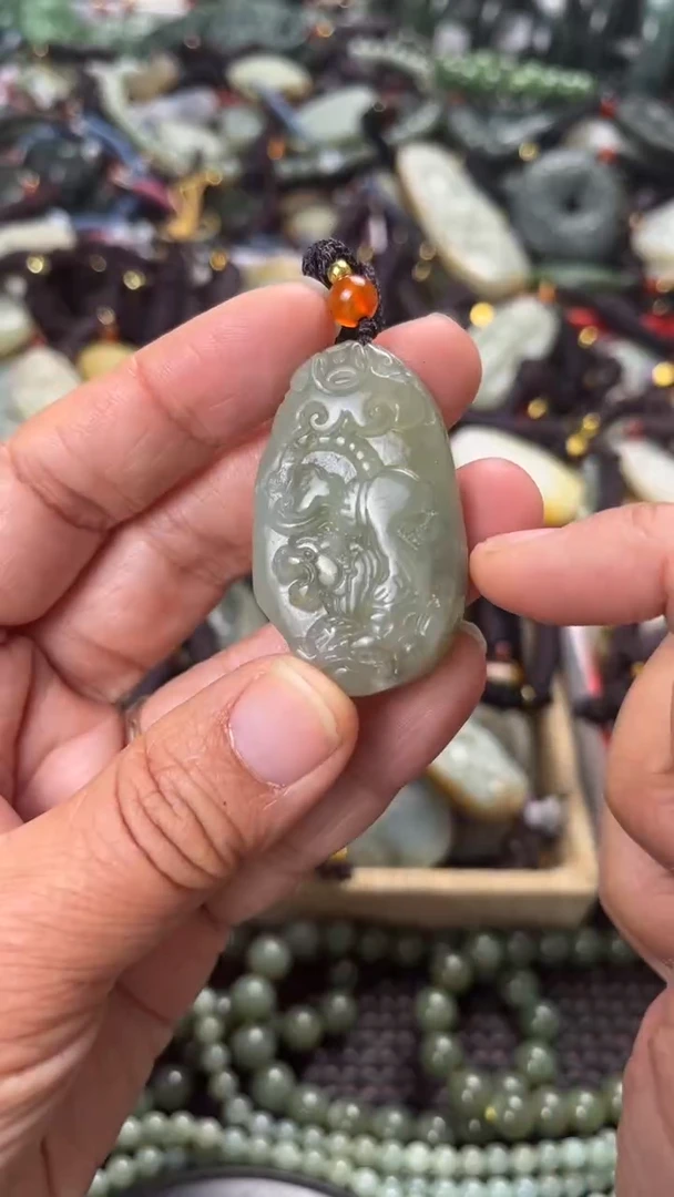 【闪购商品】和田玉颈饰未镶嵌多样性发货没有证书，拍一发一.有瑕