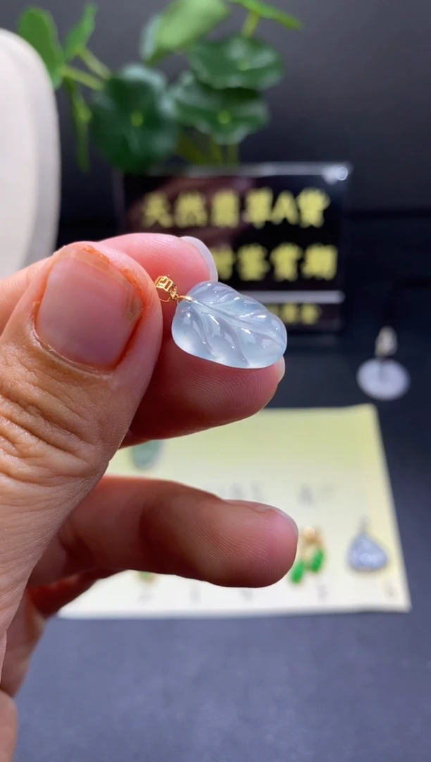 翡翠18K金镶嵌颈饰翡翠吊坠