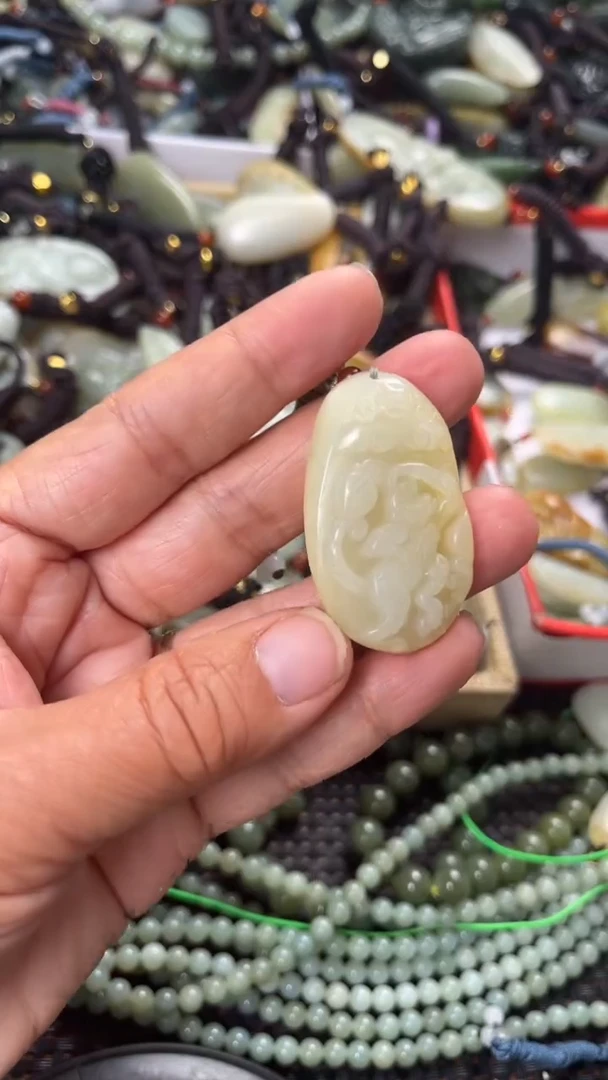 【闪购商品】和田玉颈饰未镶嵌多样性发货没有证书，拍一发一.有瑕