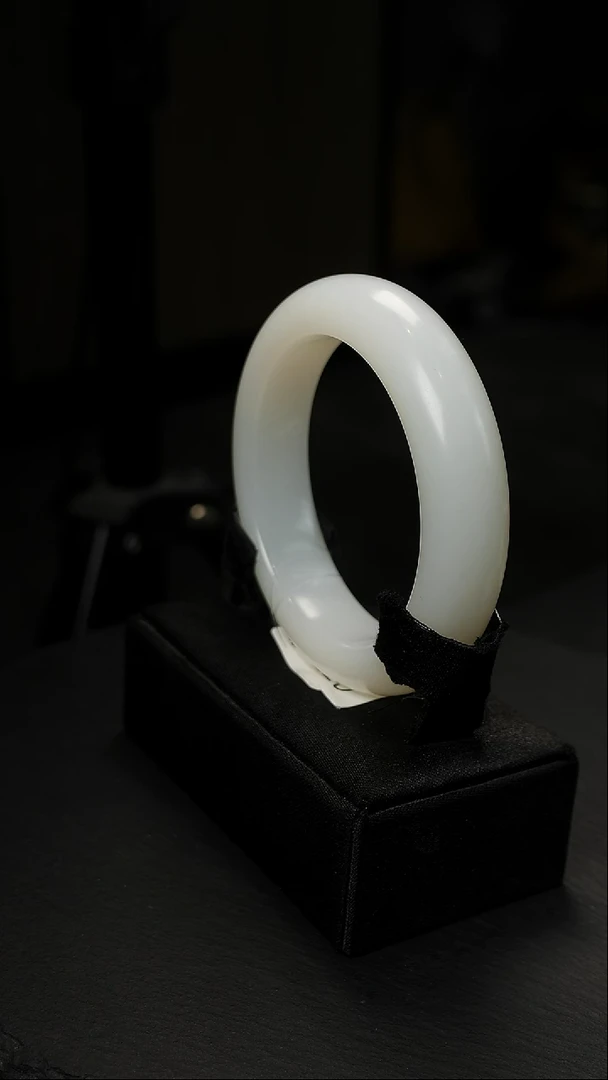 未镶嵌手镯和田玉且末料白玉手镯56.8圈