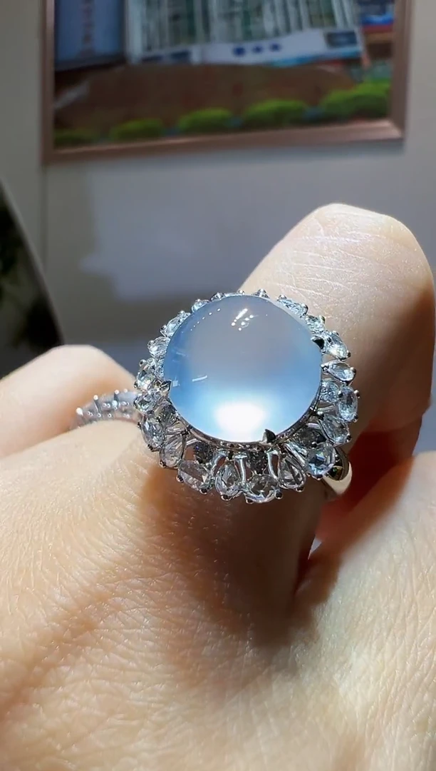 18K金镶嵌戒指翡翠蛋面