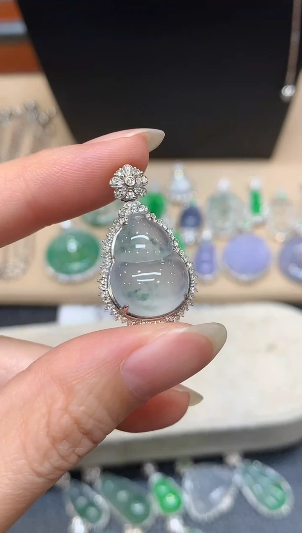 颈饰18K金镶嵌翡翠葫芦【无服务费