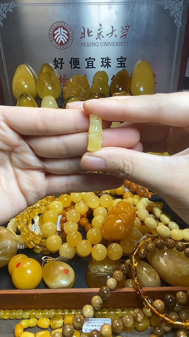 琥珀未镶嵌珠宝奇石心?蜜蜡
