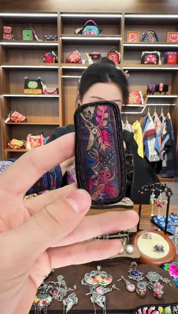 【闪购商品】织绣170蒙阿苏苗绣传承