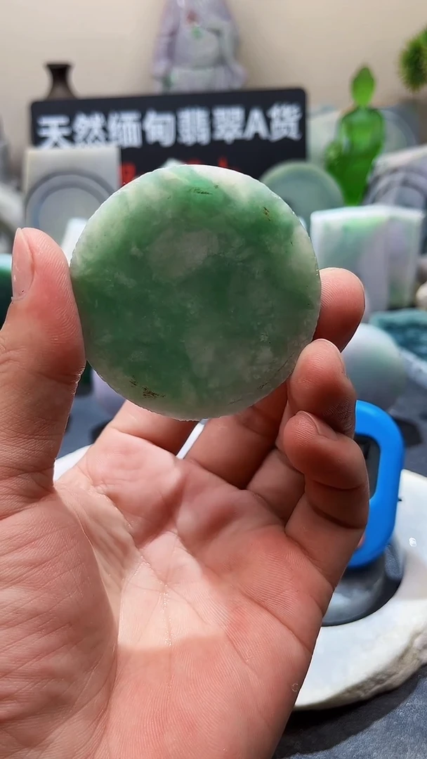 翡翠挂件未镶嵌翡翠