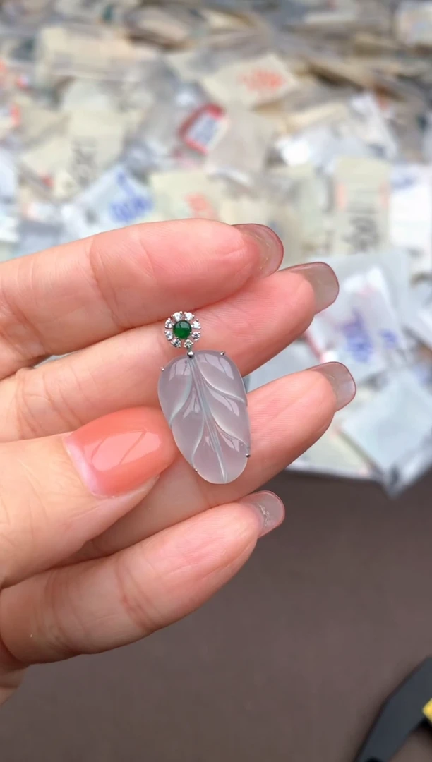 翡翠挂件18K金镶嵌一