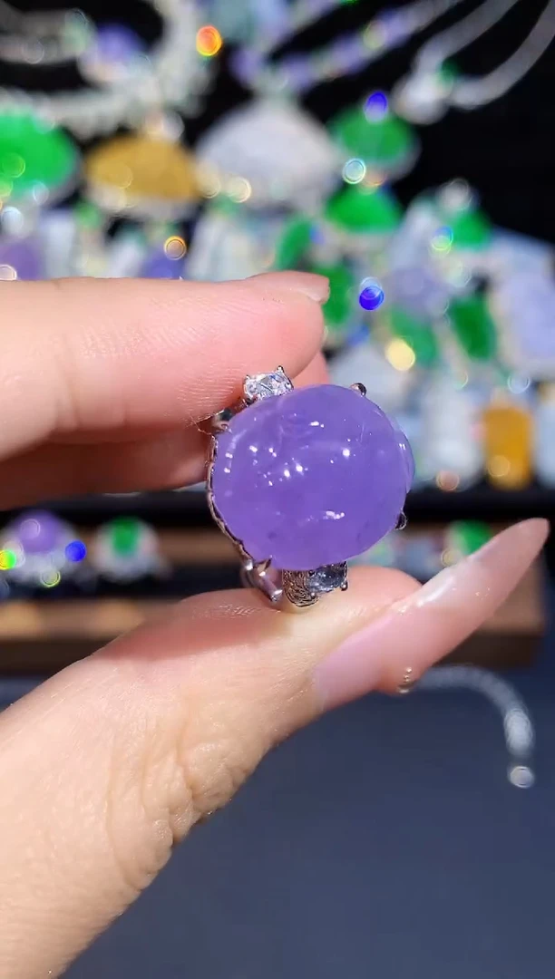 18K金镶嵌戒指翡翠彤****?多样性发其一