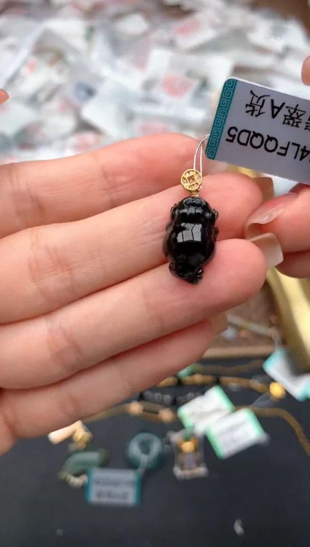 18K金镶嵌挂件翡翠一