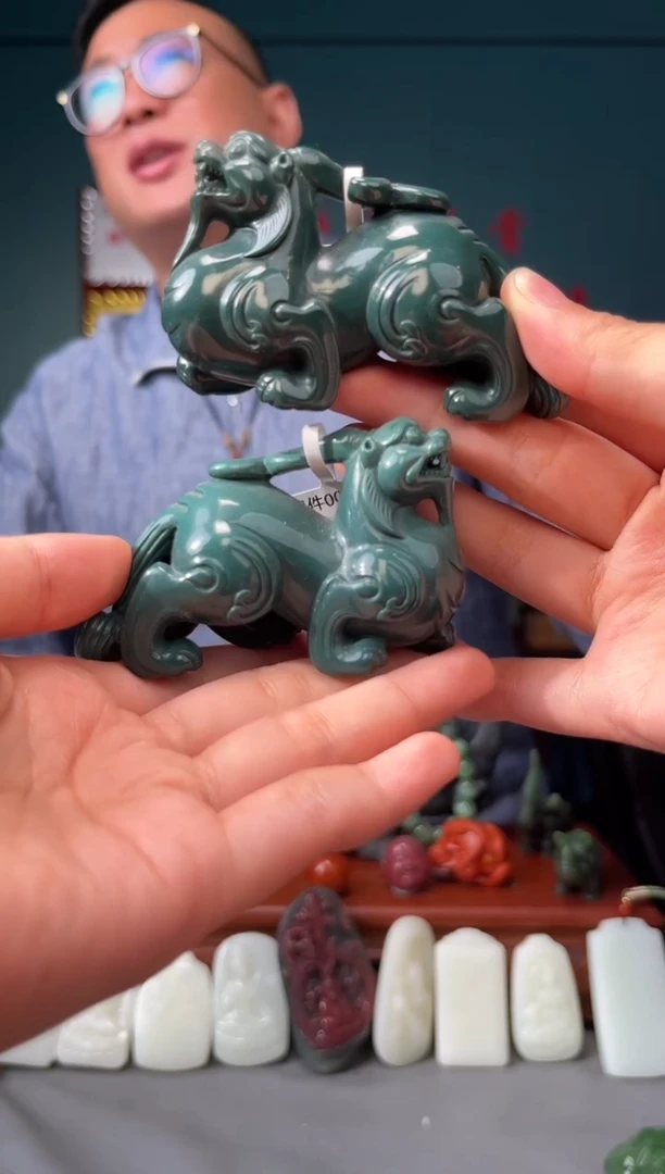 石英质玉未镶嵌颈饰摆件