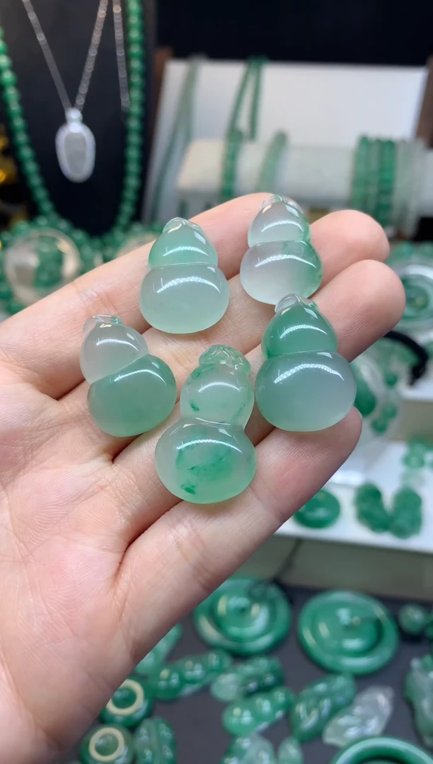 吊坠(不含链)未镶嵌石英质玉（非洲翠）葫芦（五件发其一）