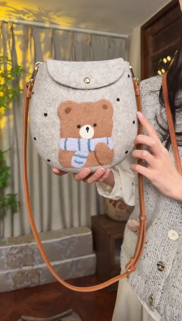 羊毛非遗羊毛毡包  蛋蛋包波点围巾棕熊