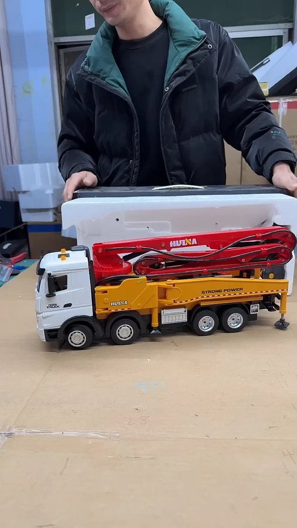 汇纳381D全新1:18 11通道遥控混泥土泵车