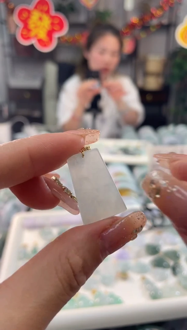 【闪购商品】翡翠吊坠(赠链)18K金镶嵌多样性发货 发一件