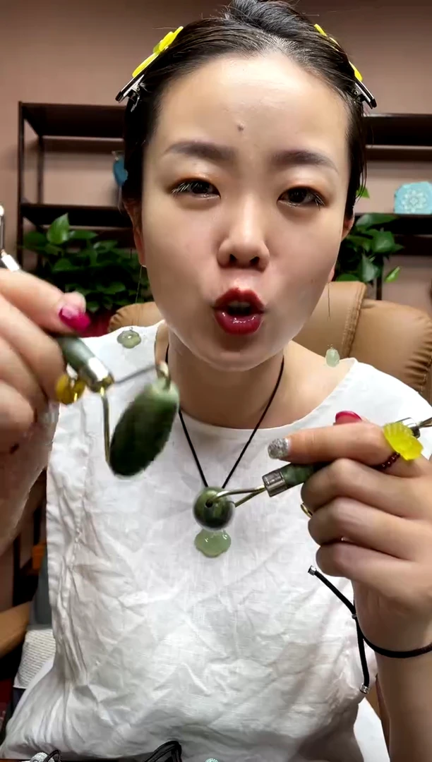 岫玉未镶嵌吊坠多样性发货发其中之一