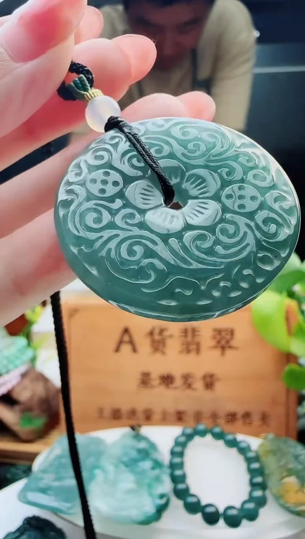 翡翠未镶嵌颈饰多样性发货其中一件