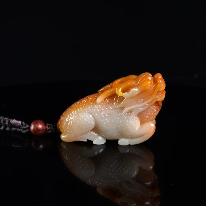 Lot.14.北部田黄麒麟手把件82.5克7.5x4.3x2cm