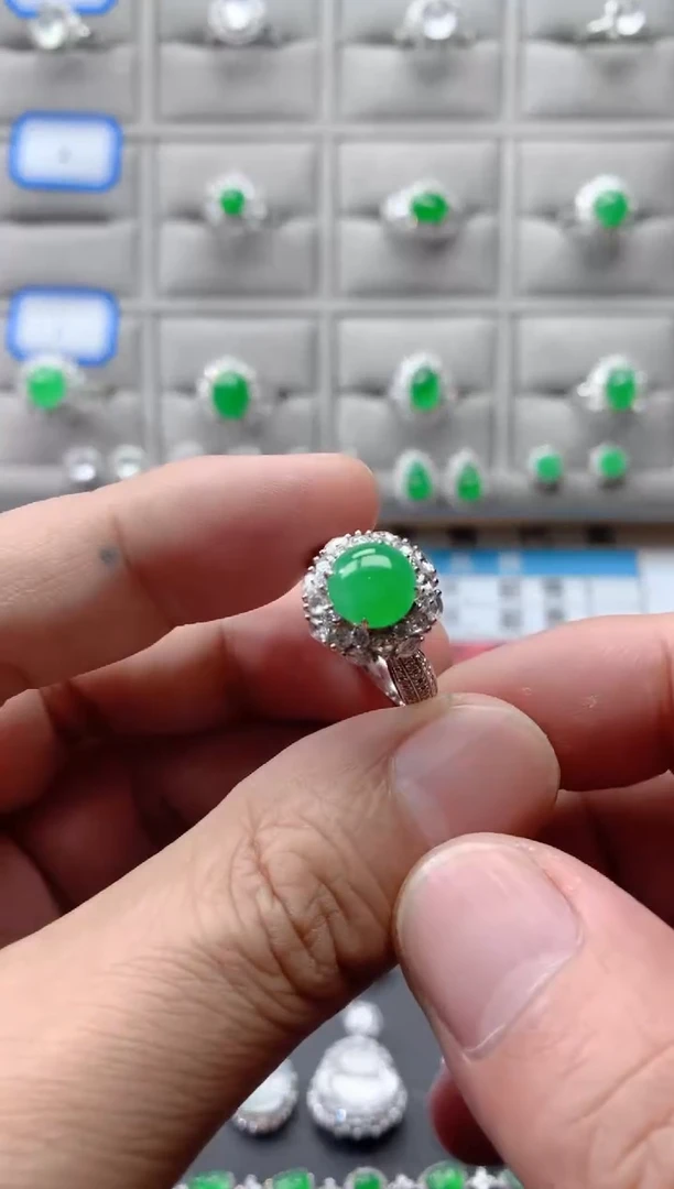 18K金镶嵌戒指翡翠18K翡翠伴钻