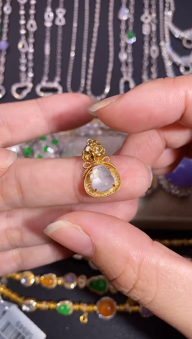 颈饰18K金镶嵌翡翠吊坠