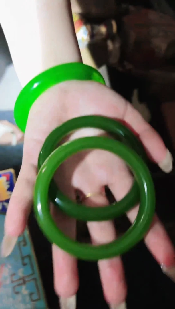 和田玉手镯未镶嵌和田玉碧绿手镯一对