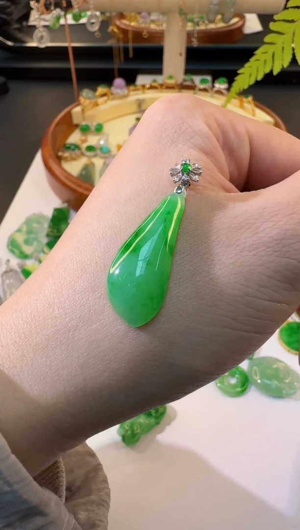 【闪购商品】翡翠颈饰18K金镶嵌缅甸翡翠A货挂件