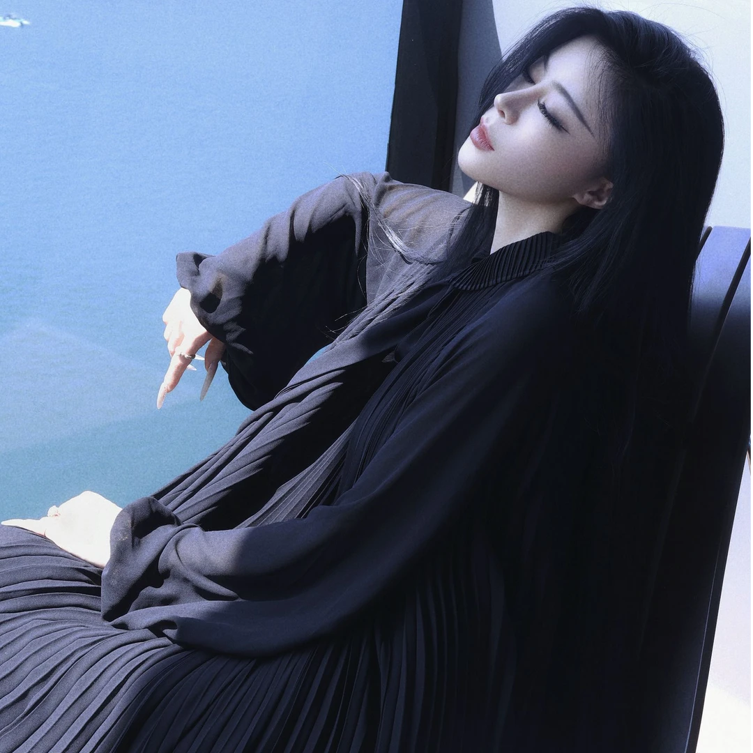 2025春季新款 重工浪漫朝圣黑褶荷宽松大摆裙