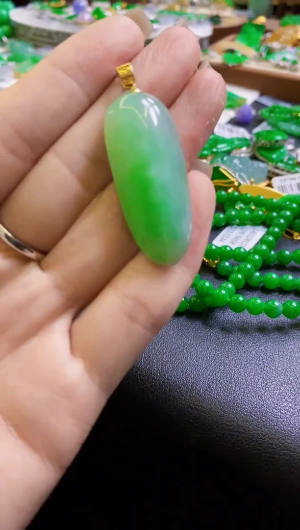 【闪购商品】定制翡翠18K金镶嵌吊坠