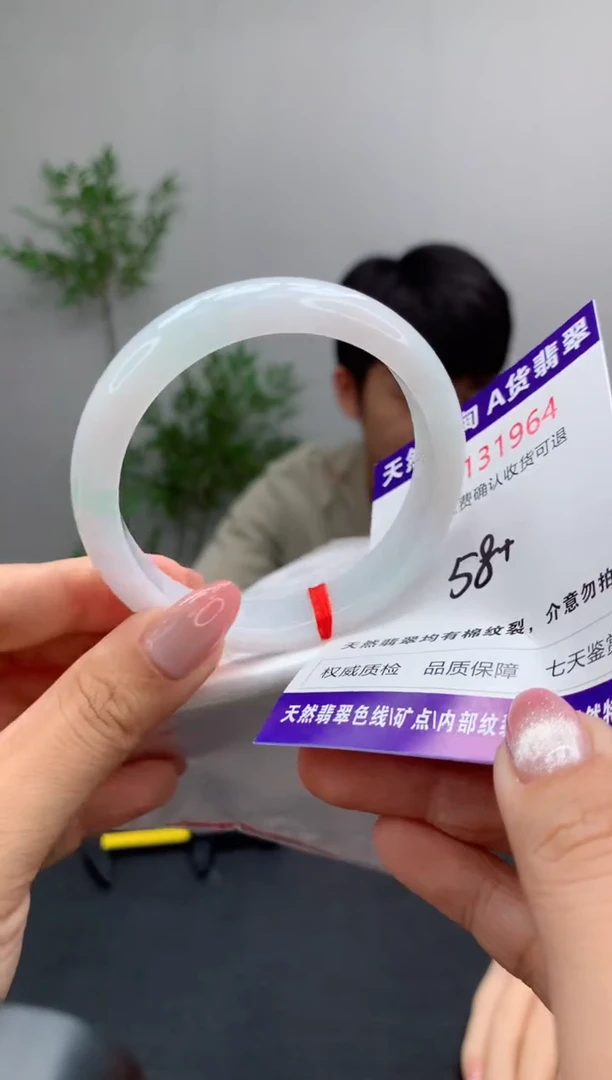 未镶嵌手镯翡翠有纹，完美者勿拍