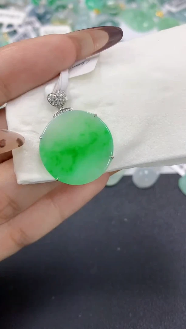 颈饰18K金镶嵌翡翠a货假一赔三支持复检百元上9元证书费自理