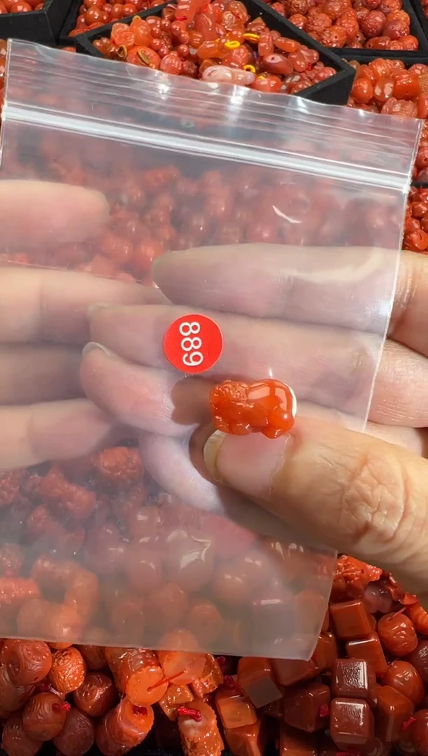 南红玛瑙未镶嵌颈饰1