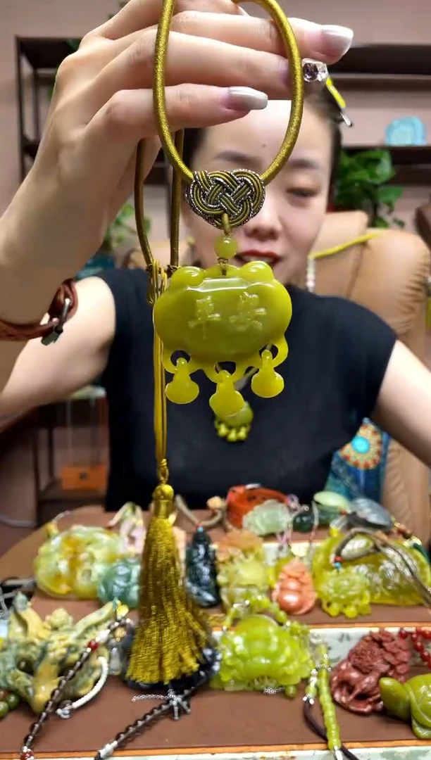 未镶嵌岫玉颈饰多样性发货发其中之一