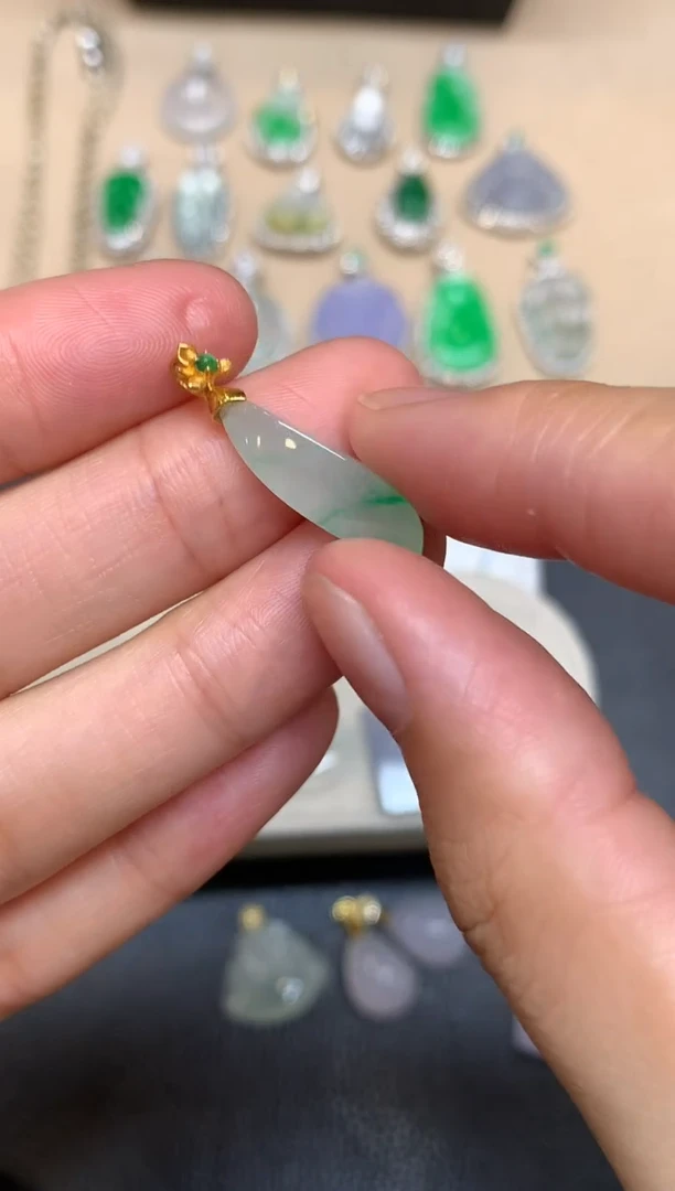 颈饰18K金镶嵌翡翠随形【无服务费