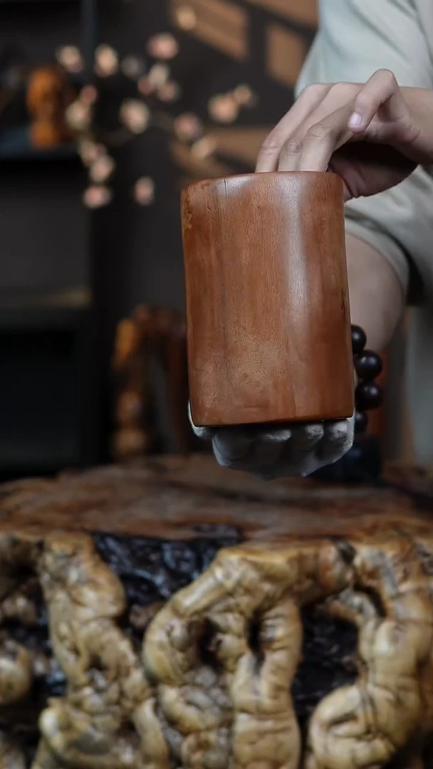 枣木百年鸡心枣木笔筒