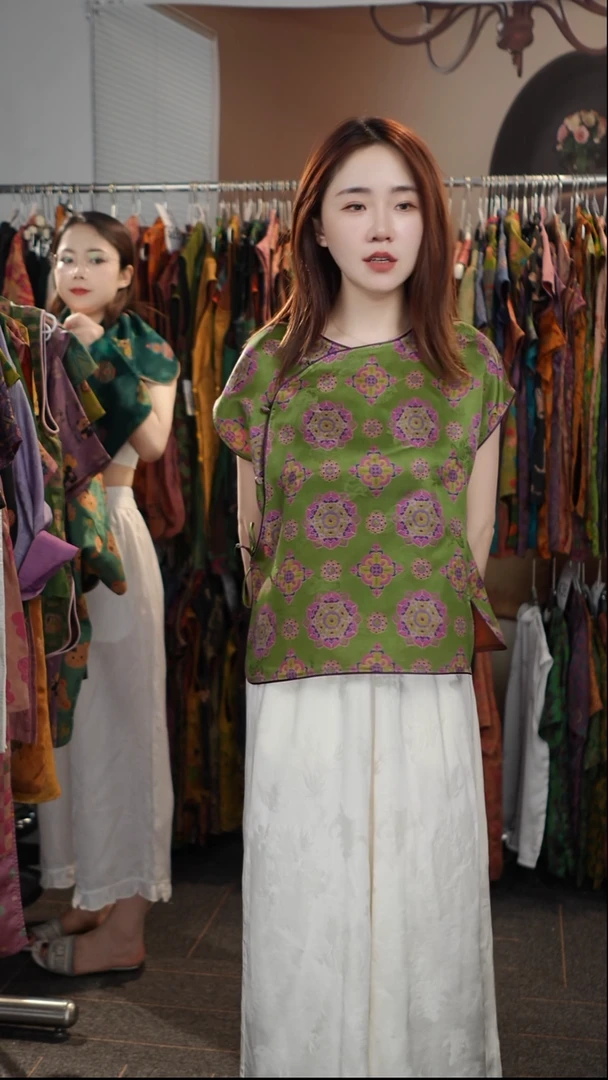 燕*_绿宝相新款上衣