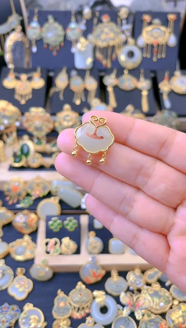 【闪购商品】和田玉吊坠银S925镀金镶嵌祥云如意锁吊坠