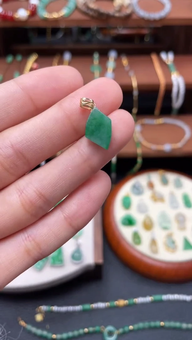 【闪购商品】翡翠吊坠(不含链)18K金镶嵌一个  JK456