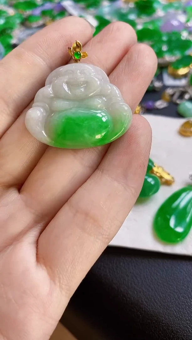 翡翠18K金镶嵌颈饰佛