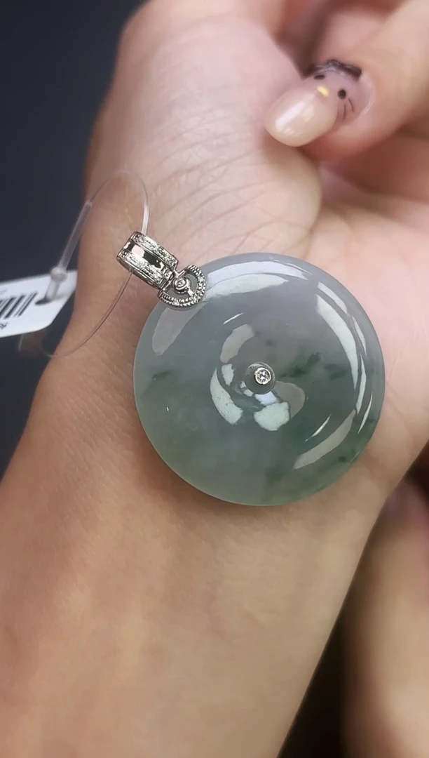 颈饰18K金镶嵌翡翠平安扣