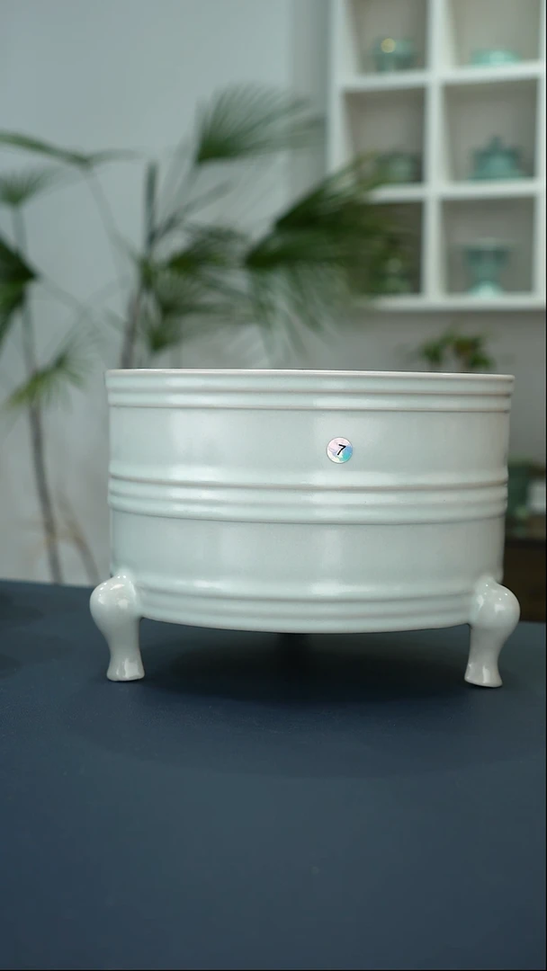 瓷片7号月白三足樽18.4口径二级品     洁