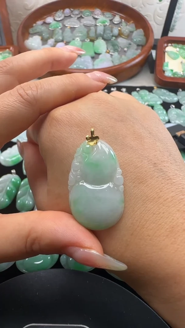 颈饰18K金镶嵌翡翠葫芦