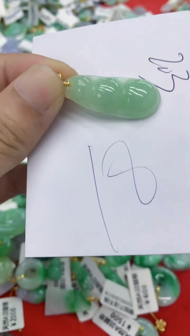 翡翠挂件未镶嵌翡翠