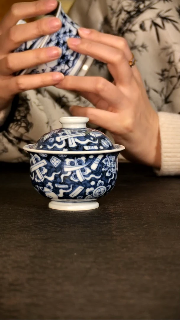 唐语青花杂宝盖碗